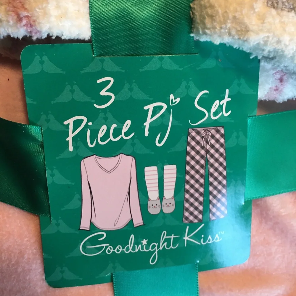 SALE!! NWT 3 piece goodnight kiss pj set - Picture 3 of 5